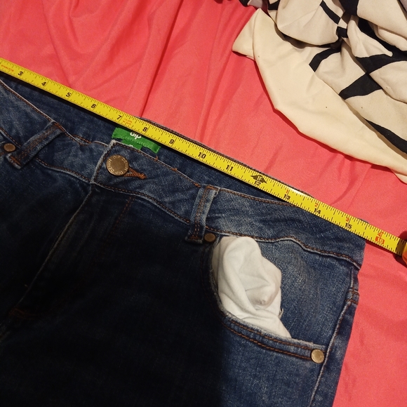 Slightly distressed jeans - Picture 3 of 5